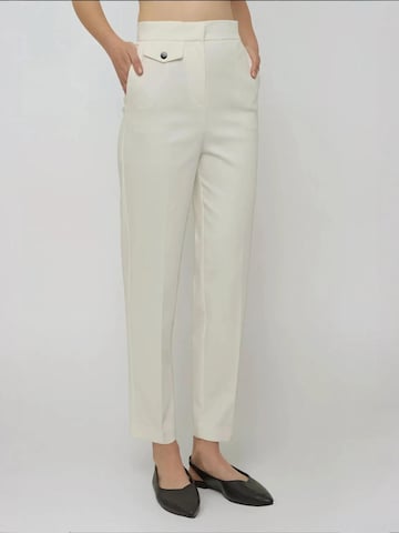 Regular Pantalon à plis Hiccup en blanc : devant