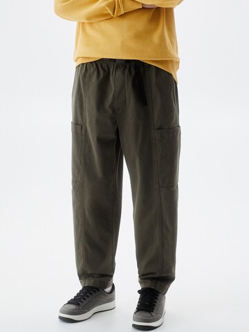 Regular Pantalon cargo Pull&Bear en vert : devant