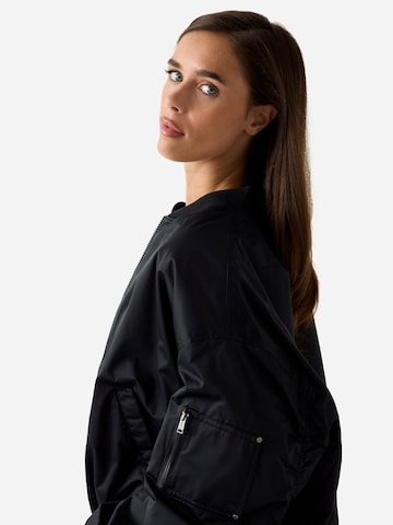 GUESS Between-Season Jacket in Black