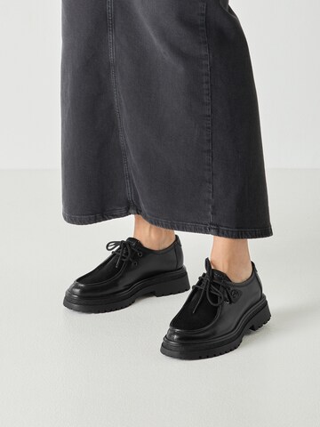 Chaussure à lacets Tamaris en noir