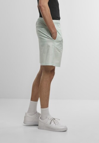 Regular Pantalon Urban Classics en vert