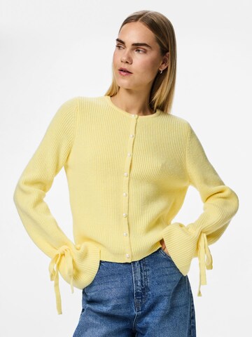 PIECES Strickjacke 'PCRIKKE' in Gelb: Vorderseite