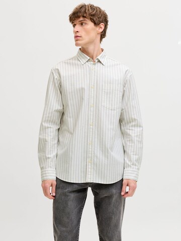 Coupe regular Chemise 'RDDLESNER' JACK & JONES en beige : devant