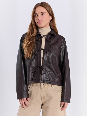 NORR Shirt ' Monica ' in Bruin: voorkant