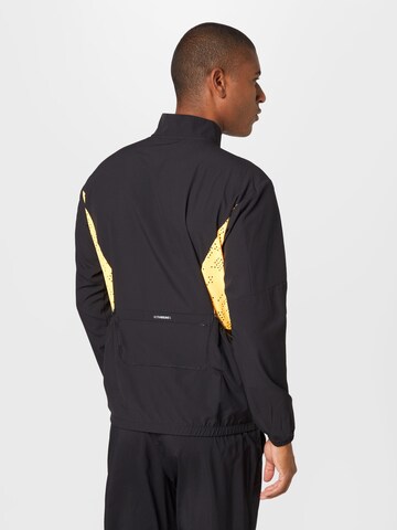 PUMA Laufjacke in Schwarz