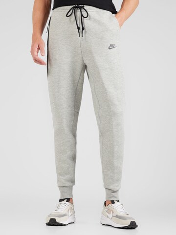 Tapered Pantaloni 'TECH FLEECE' de la Nike Sportswear pe gri: față