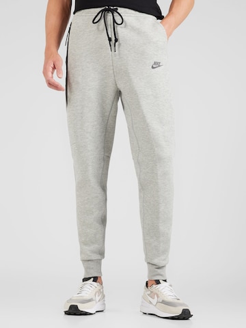 Effilé Pantalon 'TECH FLEECE' Nike Sportswear en gris : devant