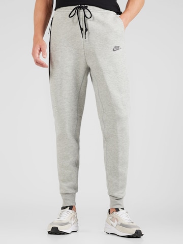 Nike Sportswear Tapered Broek 'TECH FLEECE' in Grijs: voorkant