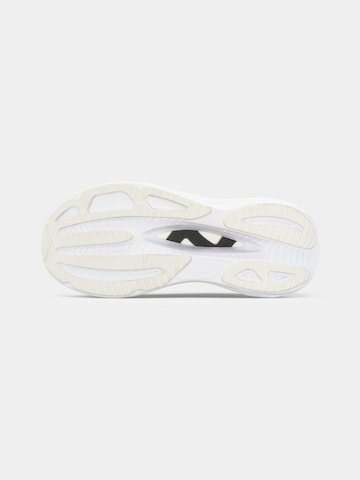 Chaussure de sport 'SKYWARD' HOKA en blanc