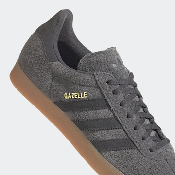 pelēks ADIDAS ORIGINALS Zemie brīvā laika apavi 'Gazelle'