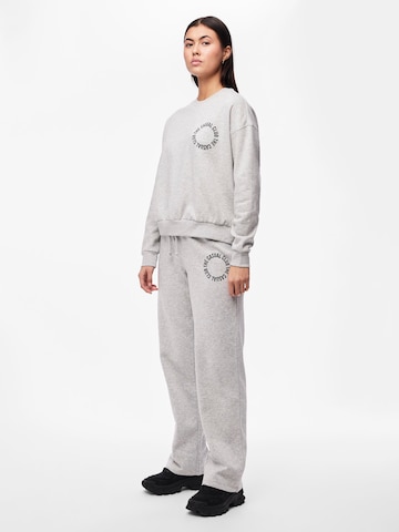 PIECES Sweatshirt 'JYLLO' in Grey