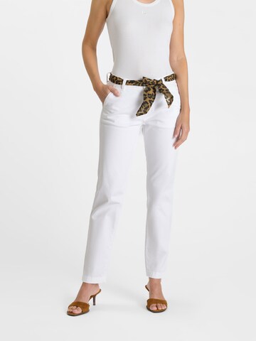 Le Temps Des Cerises Regular Chino in Wit: voorkant