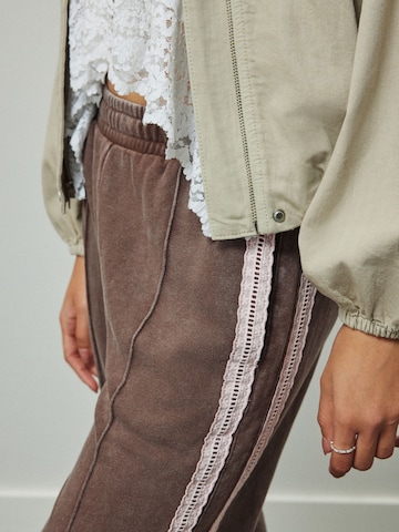 Wide leg Pantaloni di Next in marrone