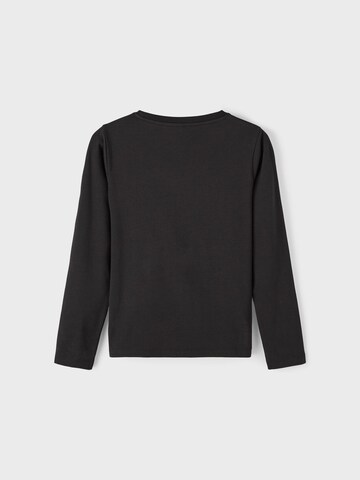 NAME IT - Camiseta 'KARDO' en negro
