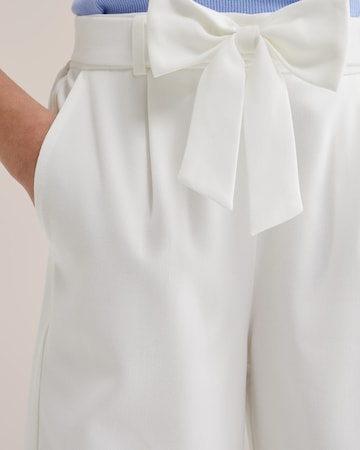 WE Fashion Regular Trousers in White