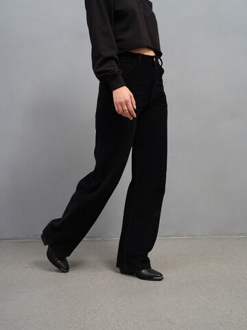 Wide leg Pantaloni 'Ella' de la A LOT LESS pe negru