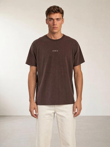 brūns ARMIE T-Krekls 'The Alex Logo T-shirt - Brown': no priekšpuses