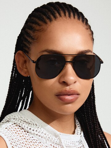 Pilgrim Sunglasses 'ANA' in Black: front
