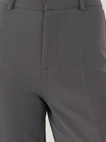 Regular Pantalon à plis Hiccup en gris