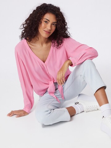 ABOUT YOU Bluse 'Dylane' in Pink