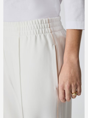 regular Pantaloni di MAERZ Muenchen in bianco