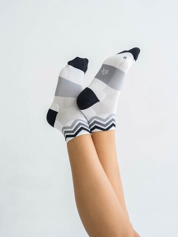 INCYLENCE Athletic Socks 'WAVES SHORT' in White
