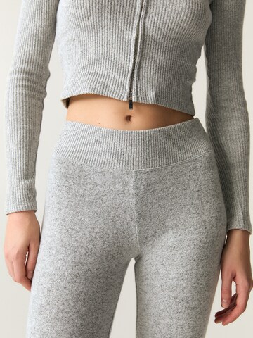 Pull&Bear Flared Broek in Grijs