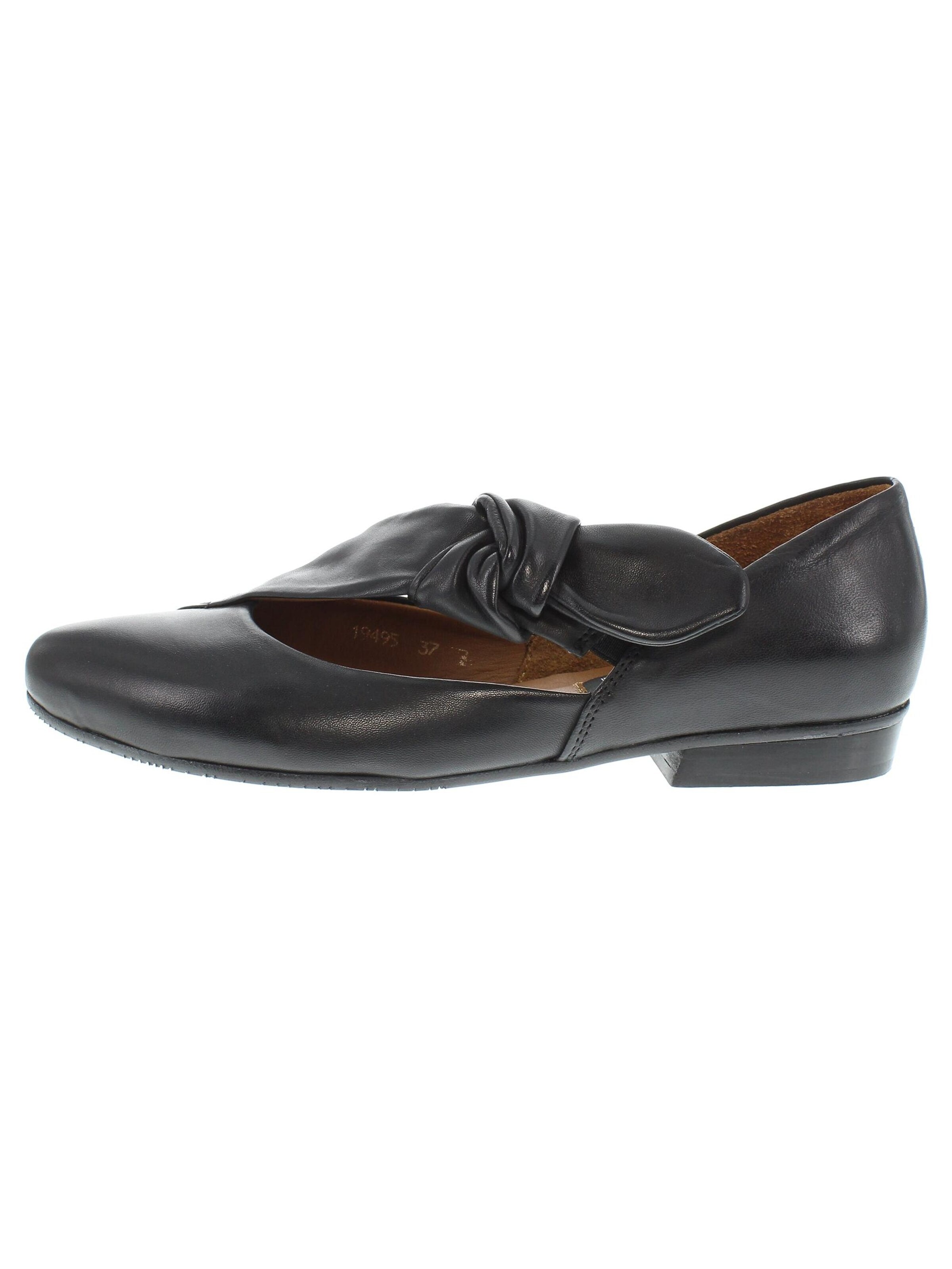Everybody Ballet Flats with Strap 'BULBOLA - schicker Ballerina' in Black: front