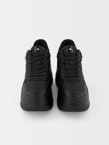 Sneaker alta di Bershka in nero