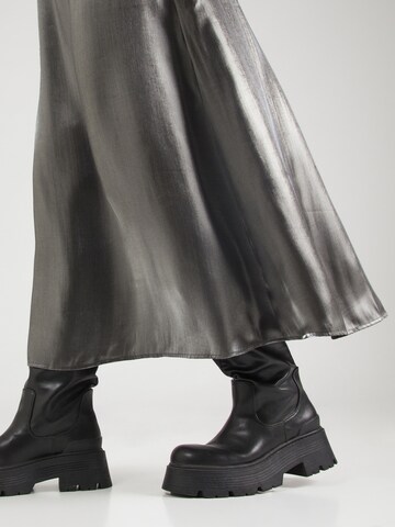 Gonna 'PCROLA' di PIECES Curve in grigio