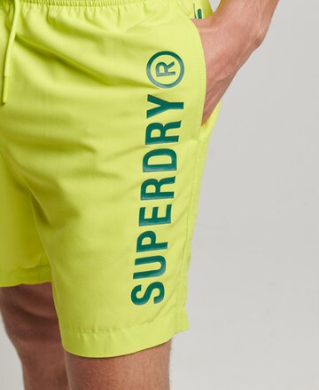 Shorts de bain Superdry en jaune