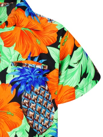 Maglietta 'Pineapple Hibiscus Black Line' di King Kameha in verde