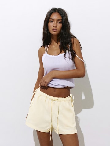 Pull&Bear Regular Shorts in Beige: Vorderseite