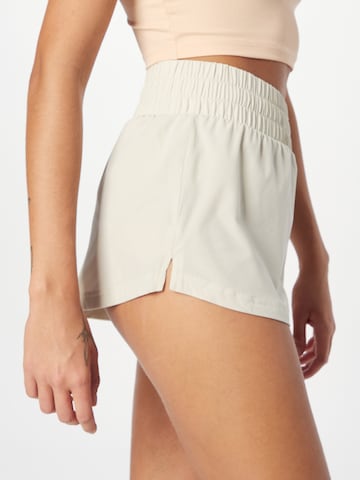 Varley Regular Sportshorts in Beige