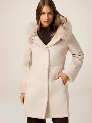 Cappotto invernale di oltre in beige: frontale
