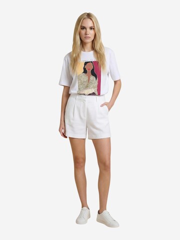 regular Pantaloni 'Onlita Hw Linen Look Shorts Tlr 15370279' di ONLY in bianco