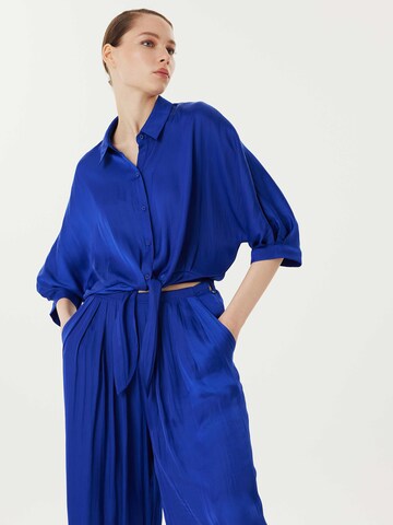 Twist Blouse in Blauw: voorkant