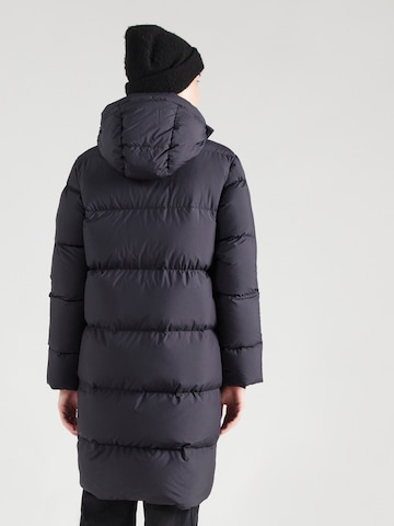 PEAK PERFORMANCE Пальто в спортивном стиле 'Quiver' в Черный