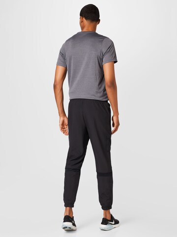 Effilé Pantalon de sport NIKE en noir