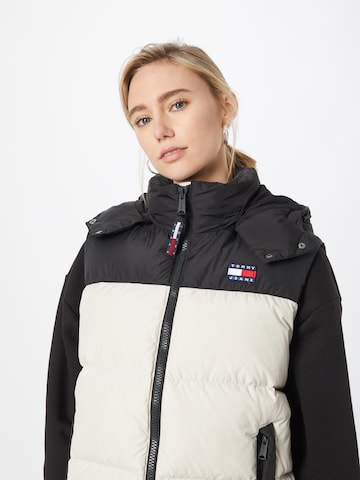 Tommy Jeans Liivi 'Alaska' värissä beige