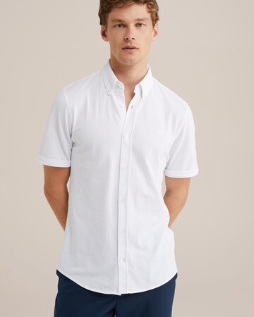 Coupe slim Chemise WE Fashion en blanc : devant