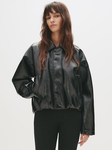 Pull&Bear Prehodna jakna | črna barva: sprednja stran