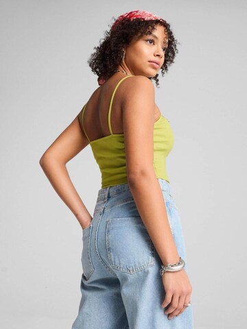 Top 'Puma Wardrobe Ess Ribbed Tank Top' di PUMA in verde