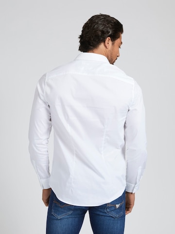 GUESS Přiléhavý střih Košile – bílá