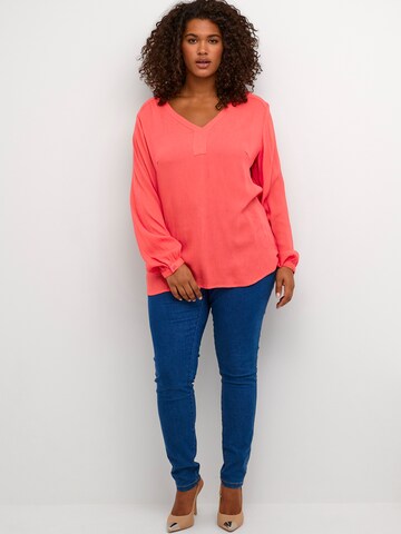 KAFFE CURVE - Blusa 'Ami' en rojo