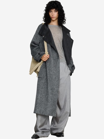 Cappotto di mezza stagione di Adolfo Dominguez in grigio: frontale