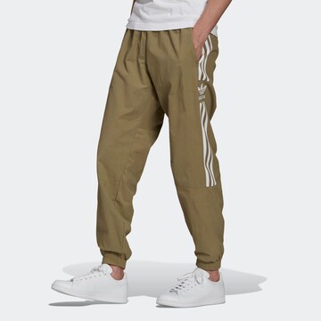 ADIDAS ORIGINALS Tapered Broek in Groen: voorkant