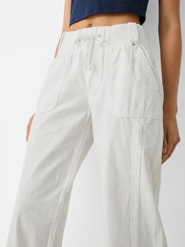 Bershka Szeroka nogawka Spodnie w kolorze biały