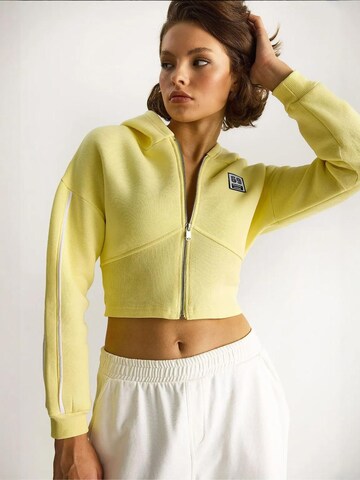 Bianco Lucci - Casaco em moletão 'Sweatshirts' em amarelo