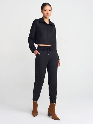 Effilé Pantalon Dilvin en noir : devant
